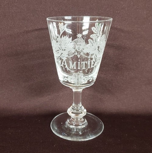 Mignifique verre sur - , pied