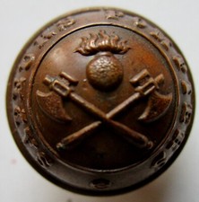 Bouton semi grelot en métal doré pour Sapeurs Pompiers aux 2 haches croisées 20M