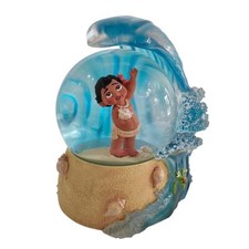 Disney Showcase Baby Moana Tenant Une Coquille Waterball Lobe de l'eau 15 cm ...
