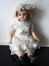 Jolie poupée Ancienne tout en