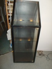 Vitrine moderne avec éclairage.