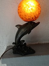 Lampe décorative vintage dauphin – pied résine bronze + globe en verre orange – 