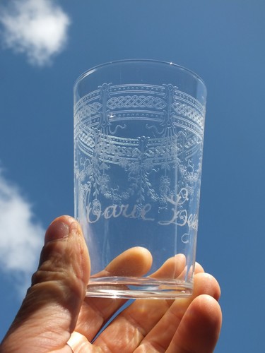 Ancien verre gobelet - +,