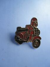 broche véhicule  VESPA scooter rouge ( no pins)
