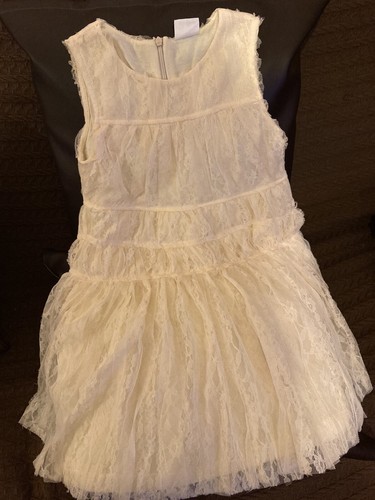 Robe beige dentelle avec