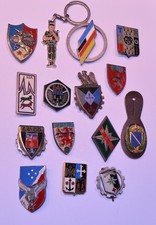 13 INSIGNES REGIMENTAIRES ORIGINALES  FRANCAISES +  1 PORTE CLEFS INSIGNE BERET