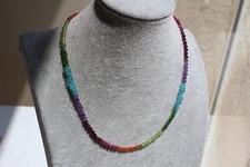 collier délicat en pierre