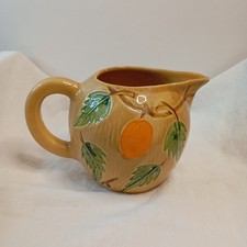 Pichet vintage avec abricot et