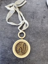 Ancien Medaillon De Berceau Vierge Lourdes Bakélite Deco Objet Religieux Vintage