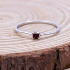 Bague De Fiançailles En Rubis