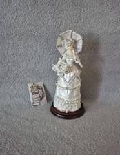 Statuette marquise en résine socle en bois 