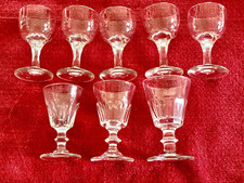 LOT DE 8  PETIT VERRES A PIED