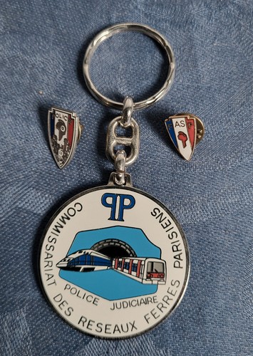 Ancien porte cle pin - +, 2