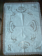 Ancien centre de table ou dessus de meuble brodé richelieu