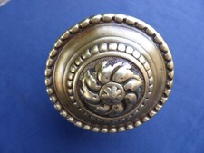 Grosse poignée fixe rosace ronde laiton décoré porte d'entrée ancienne D. 9,6 cm