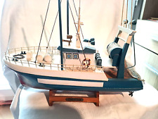 bateau  CHALUTIER  de pêche bleu