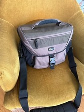 Sacoche Lowepro Nova 180 AW Camera Bag avec bandoulière et protection pluie