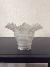 Tulipe en verre moulé dépoli à décor géométrique quadrillé Art Déco