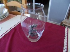 Vase  en verre avec décor de roses en étain.
