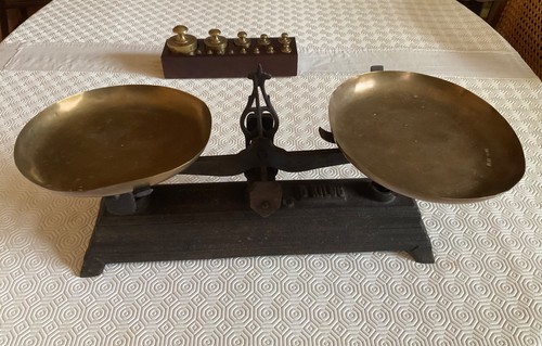 Ancienne balance plateaux - à,