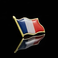 Pin's broche badge drapeau Français flottant Commémoration Cérémonie France