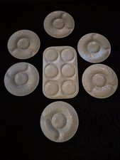 Assiettes à artichaut Gien, plat, service babotine blanc.