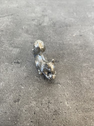 Petite figurine ecureuil sa - petite, et