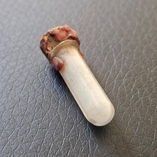 Petit flacon en verre soufflé contenant une poudre blanche à définir curiosité