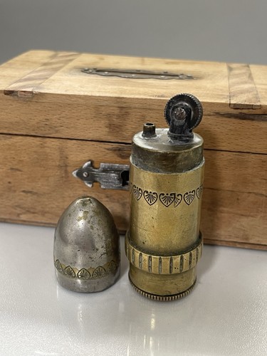 Ancien briquet essence - à,