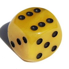 Gros dé à jouer ancien / vintage / 3.8 cm en bakélite coloris jaune ambre