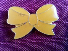 Pin's Noeud Papillon Jaune