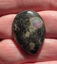 Rubis zoïsite, cabochon poire