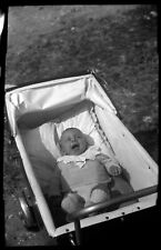 Enfant bébé allongé landau - négatif photo ancien an. 1940
