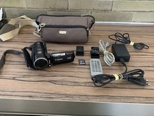 Canon Legria HF200 HD cmos , 2 batteries/ carte mémoire , fonctionnelle .