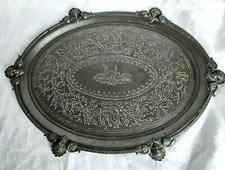 Plateau en étain ciselé à décor de colombes et mascarons