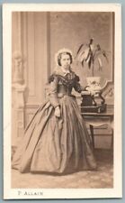 CDV Femme robe carreaux pose près d'une Plante et d'une Lampe. Photo Allain 1870