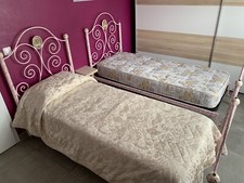 2 Lits jumeaux en fer forgé (faits main) avec sommiers et matelas offerts