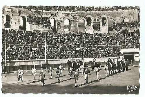Nimes course de taureaux - ,