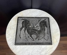 Plaque décorative en marbre noir – scène de cervidés gravés style Art Déco
