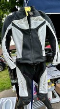 équipement moto femme, taille M couleur beige blanc,noir porté 2fois .
