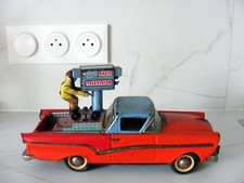 Ancienne voiture rouge Français avec Chariot de Radio Télévision amovible.