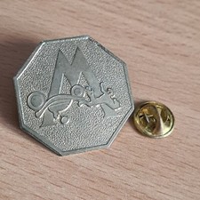 (C8) Pin's doré - Lettre W / Calèche Fiacre - Cheval