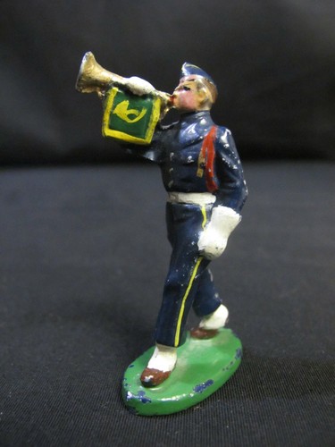 Quiralu chasseur au défilé - -,