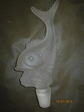 Grand bouchon en verre dépoli décor de dauphin sur une vague .Long: 20 cms 