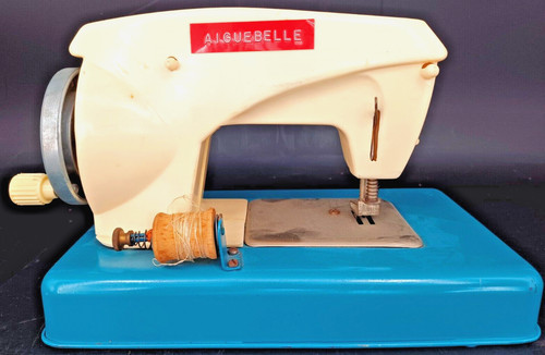 Petite machine coudre en - machine, a