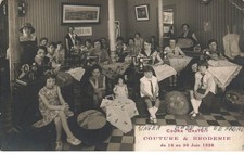 MIKIH-0595 34 MONTPELLIER COUTURE ET BRODERIE + CACHET CIE SINGER POUPEE CARTE