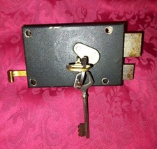 Serrure d'applique JPM avec gâche et pêne et deux clefs.Bon état !