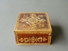 BOITE ANCIENNE en MARQUETERIE