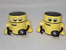 TOMY – Lot de 2 tirelires automatiques vintage.