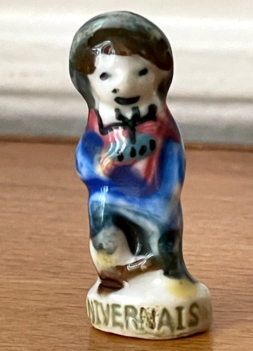 Fève province costume - fève,